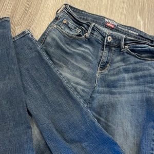 Levi’s Denizen Skinny jeans